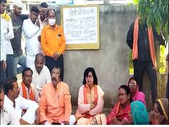 कानपुर: अवैध वसूली को लेकर बीजेपी विधायक ने अपनी ही सरकार के अधिकारियों के खिलाफ खोला मोर्चा, धरने पर बैठे