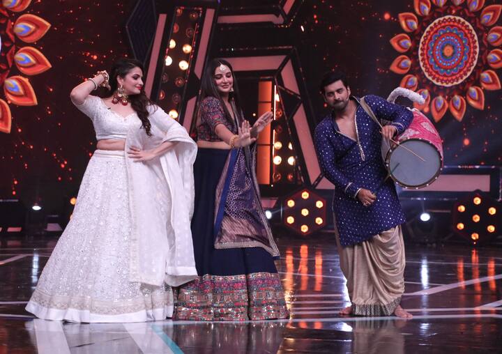 নাচের তালে পা মেলান তনুশ্রী ও শুভশ্রী গঙ্গোপাধ্যায়। ঢাকে কাঠি অঙ্কুশের।