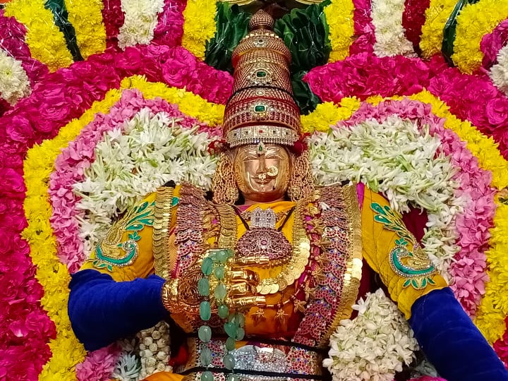 மனோன்மணி அம்மன் கையில் பச்சை நிற படிக மணியுடன் காட்சி அளிக்கிறார்