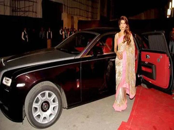 उन्होंने अपना करियर बनाने में दिन-रात कड़ी मेहनत की हैं. प्रियंका अब दुनिया की सबसे प्रभावशाली हस्तियों में से एक हैं. प्रियंका एक रोल्स रॉयस घोस्ट कार की मालिक है. मीडिया रिपोर्ट की मानें तो इस कार की कीमत 5.65 करोड़ रुपये है. ये कार सबसे महंगी कारों में से एक है.