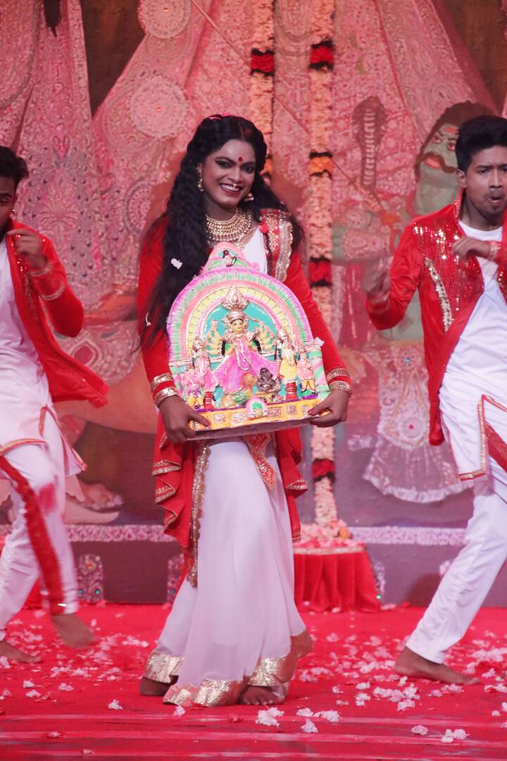 দেবী আরাধনাকে তুলে ধরা হয় এক অন্যরূপে। প্রতিমা-মালায়, ধোঁয়ায় মঞ্চের এক অন্য রুপ তখন।