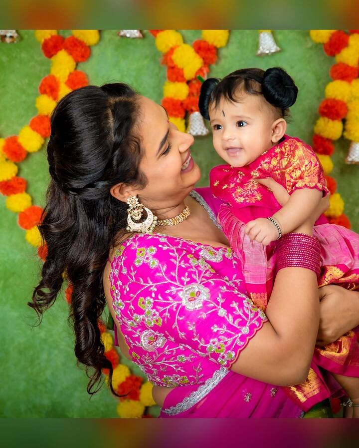 (Image credit: Instagram) చిన్నారి భూమి అమ్మ చేతుల్లో హాయిగా నవ్వుతూ ఫోటోలకు ఫోజులిచ్చింది.