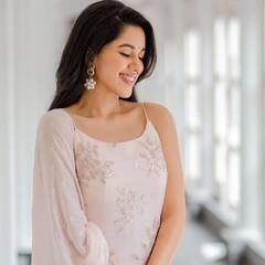 Mirnalini Ravi | என்ன அழகு எத்தனை அழகு.. மிர்ணாளினி ரவியின் போட்டோ ஆல்பம்!