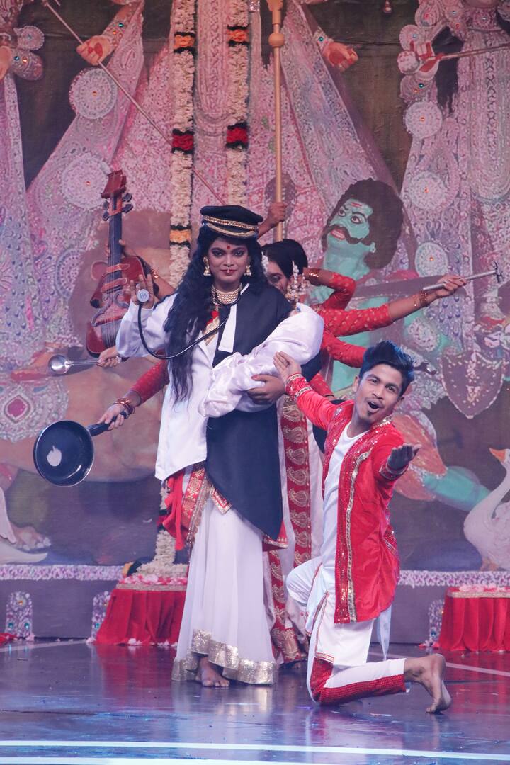 গোটা এপিসোডের প্রতিটি পারফরমেন্সই সাজানো হয়েছিল নারীর দুর্গারূপের কথা মাথায় রেখে।