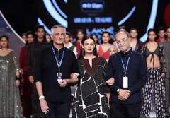 Lakme Fashion Week: ਮਾਂ ਬਣਨ ਤੋਂ ਬਾਅਦ ਪਹਿਲੀ ਵਾਰ Dia Mirza ਨੇ ਰੈਂਪ 'ਤੇ ਬਿਖੇਰੇ ਹੁਸਨ ਦੇ ਜਲਵੇ, ਤਸਵੀਰਾਂ ਦੇਖ ਤੁਸੀਂ ਵੀ ਹੋ ਜਾਵੋਂਗੇ ਖੂਬਸੂਰਤੀ 'ਤੇ ਫ਼ਿਦਾ