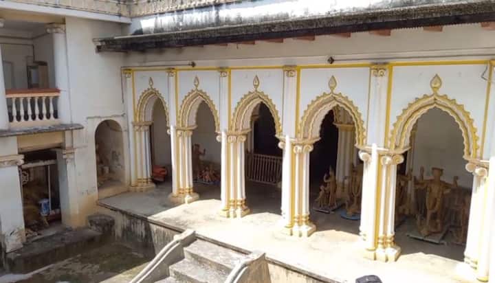 তবে ষষ্ঠী থেকেই সদর দরজায় বসে নহবত। সারা বছর যেখানেই থাকুন না কেন, পুজোর সময় হাজির হন পরিবারের সদস্যরা।