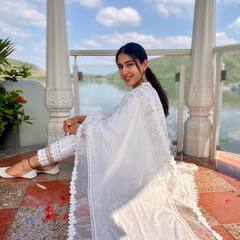 झील के किनारे देसी लुक में Sara Ali Khan ने सादगी से दिए इतने बेहतरीन पोज, देखने वाले खो बैठे होश!