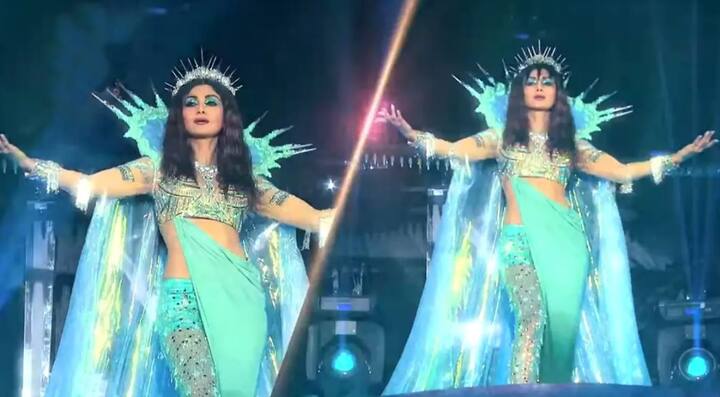 Super Dancer Chapter 4 Grand Finale में शिल्पा ने ‘नदियों पार सजन दा ठाणा’...समेत बादशाह के गाने मर्सी और लाइफ इन ए मेट्रो फिल्म के गाने ओ मेरी जान पर भी जमकर डांस किया.  नीले ड्रेस के साथ शिल्पा ने हैवी ज्वेलरी भी कैरी की थी लेकिन उन्हें इसमें डांस करने में बिल्कुल परेशानी नहीं हुई.