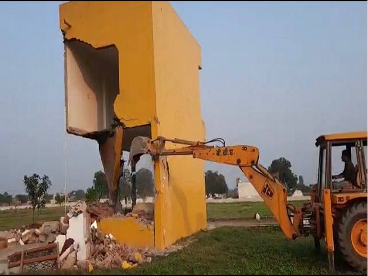 Bareilly: Bulldozer ran on Aryan City Colony located on Bada Bypass, illegal colony was being built ANN बरेली: बड़ा बाईपास पर स्थित आर्यन सिटी कॉलोनी पर चला बुल्डोजर, 40 बीघा जमीन पर बनाई जा रही थी अवैध कॉलोनी