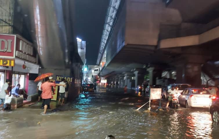Hyderabad Rains: Due to heavy rain two peoples drowns in drainage details inside Hyderabad Rains:  હૈદરાબાદમાં ભારે વરસાદથી પૂર, નાળામાં તણાયા બે લોકો, સડકો પર વાહનો લાગ્યા તરવા