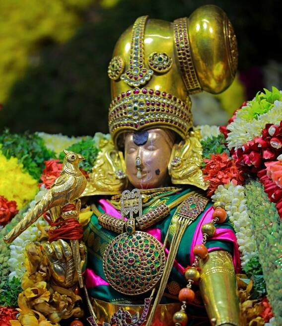 நவராத்திரி... சிவராத்திரி... மீனாட்சி அம்மனின் கலைவிழா ஊஞ்சல் அலங்காரம்!