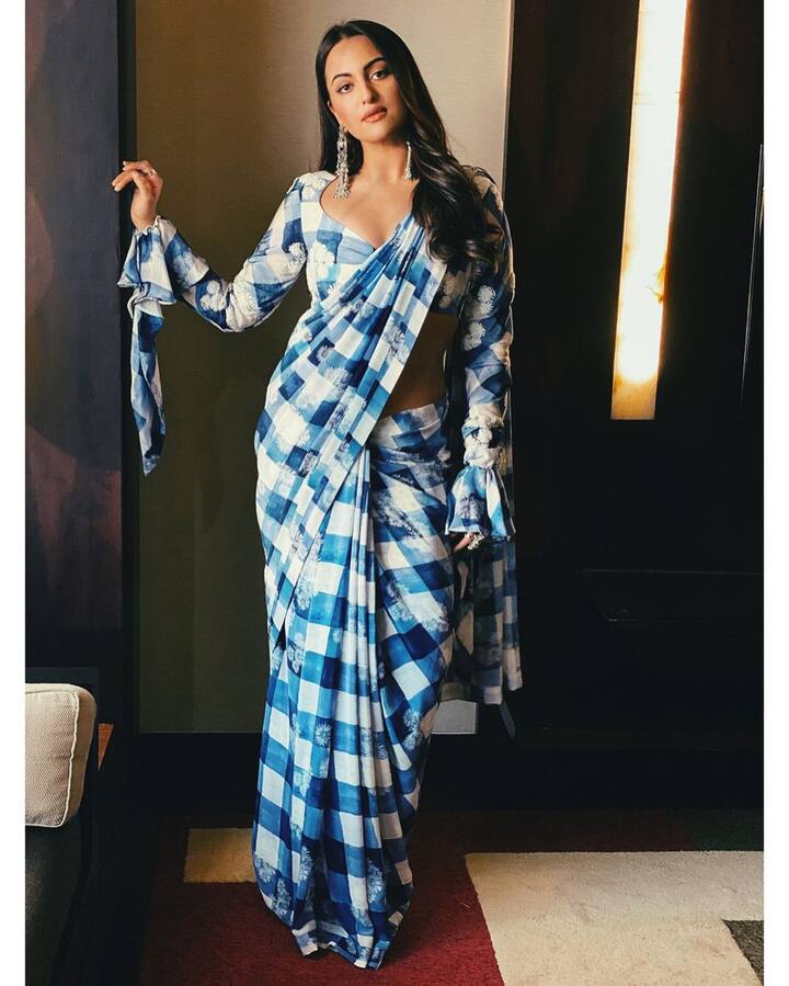 अगर ट्रडिशनल कलर से कुछ हटके पहनना चाहती हैं तो सोनाक्षी की तरह ब्लू और व्हाइट का कॉम्बिनेशन भी ट्रॉई कर सकती हैं.