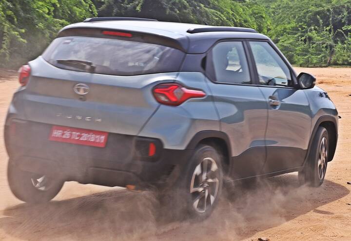 असल में, पंच नेक्सॉन से केवल थोड़ी छोटी होने के साथ छोटी नहीं दिखती है, जबकि हैरियर जैसा फ्रंट-एंड है जो इसे पर्सनैलिटी के साथ-साथ 16-इंच एलॉय व्हील के साथ-साथ एक अच्छी मात्रा में क्लैडिंग देता है. डुअल-टोन इफेक्ट और फंकी कलर्स इसे एक आकर्षक कार बनाते हैं. यह छोटी हो सकती है, लेकिन यह डिजाइन के मामले में एक पंच काफी बेहतर है.