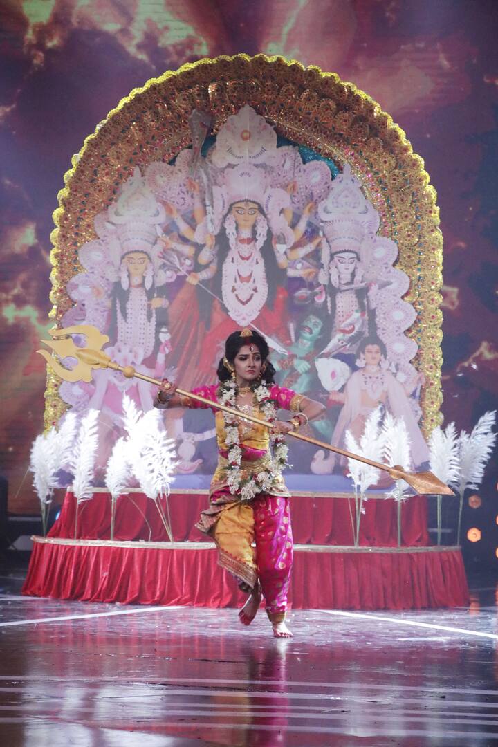 দুর্গাবেশে সবার মন কাড়েন অভিনেত্রী ও নৃত্যশিল্পী সৌমিলি। তাঁর পারফরমেন্সই ছিল অন্যতম আকর্ষণ।