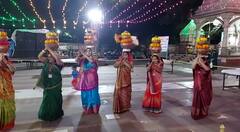 Sheri Garaba Surat : નોરતાની બીજી રાત્રે સુરતી મહિલાઓએ પ્રાચીન ગરબાની બોલાવી રમઝટ, જુઓ શેરી ગરબાની ઝલક, જુઓ તસવીરો