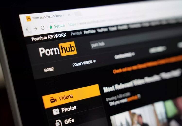 Pornhub website gets an audience surge during Facebook Instagram Whatsapp down on October 4 இங்க இல்லன்னா என்ன? அங்க போவோம்.. பேஸ்புக் டவுன்.. `பார்ன்ஹப்’ தளத்தில் குவிந்த இணையவாசிகள்!