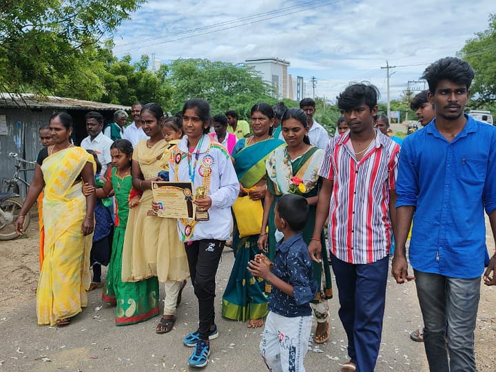 கபடி போட்டியில் தங்கம் வென்ற மாணவி: தாரை தப்பட்டை உடன் வரவேற்ற கிராம மக்கள்!