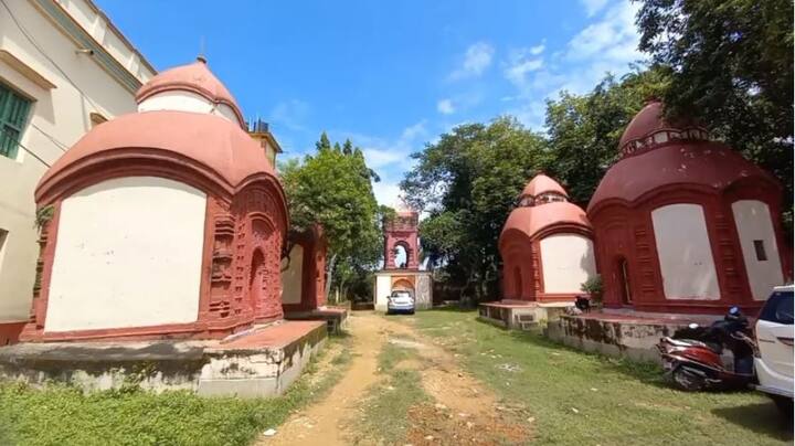 আভিজাত্যে বিন্দুমাত্র টান পড়েনি পূর্ব বর্ধমানের আমাদপুর জমিদার বাড়ির পুজোয়। নয় নয় করে ৩৬০ বছরে পড়ল পূর্ব বর্ধমানের আমাদপুর জমিদার বাড়ির পুজো।