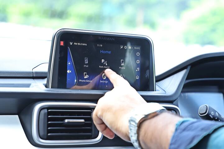 टचस्क्रीन 7 इंच का है जिसमें फीचर्स की एक लंबी लिस्ट है, जबकि रियर कैमरा डिस्प्ले काफी अच्छा है. इसमें पार्किंग सेंसर, एक क्लाइमेट कंट्रोल फीचर, 6-स्पीकर ऑडियो सिस्टम, स्मार्टफोन कनेक्टिविटी, वॉयस रिकग्निशन, नेविगेशन मिररिंग, ऑटो फोल्ड मिरर, ऑटो हेडलैंप, कूल्ड ग्लोवबॉक्स आदि मिलते हैं. कनेक्टेड टेक्नोलॉजी टॉप-एंड के लिए ऑप्शन पैक का हिस्सा है.