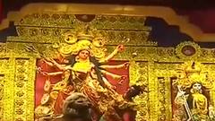 Durga Puja 2021: চতুর্থীতে কলেজ স্কোয়ারের চেনা ভিড়ে বাধ সাধছে বৃষ্টি | Bangla News