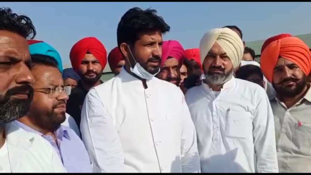 ਰਾਜਾ ਵੜਿੰਗ ਨੇ ਅਨਾਜ ਮੰਡੀਆਂ ਦਾ ਕੀਤਾ ਦੌਰਾ, ਗੈਰ ਕਾਨੂੰਨੀ ਬਸਾਂ ਖਿਲਾਫ਼ ਕਾਰਵਾਈ 'ਤੇ ਵੀ ਬੋਲੇ Amrinder singh Raja Warring visits mandis, speaks on action against illegal buses ਰਾਜਾ ਵੜਿੰਗ ਨੇ ਅਨਾਜ ਮੰਡੀਆਂ ਦਾ ਕੀਤਾ ਦੌਰਾ, ਗੈਰ ਕਾਨੂੰਨੀ ਬਸਾਂ ਖਿਲਾਫ਼ ਕਾਰਵਾਈ 'ਤੇ ਵੀ ਬੋਲੇ