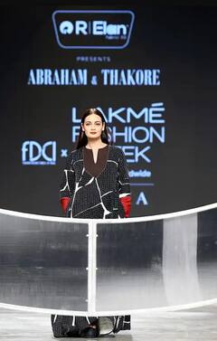 Lakme Fashion Week: ਮਾਂ ਬਣਨ ਤੋਂ ਬਾਅਦ ਪਹਿਲੀ ਵਾਰ Dia Mirza ਨੇ ਰੈਂਪ 'ਤੇ ਬਿਖੇਰੇ ਹੁਸਨ ਦੇ ਜਲਵੇ, ਤਸਵੀਰਾਂ ਦੇਖ ਤੁਸੀਂ ਵੀ ਹੋ ਜਾਵੋਂਗੇ ਖੂਬਸੂਰਤੀ 'ਤੇ ਫ਼ਿਦਾ