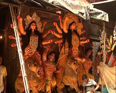 Durga Puja Special : শিয়ালদা স্টেশনে ঢাকিদের ভিড়, চতুর্থীর সকালে মণ্ডপমুখী মাতৃমূর্তি