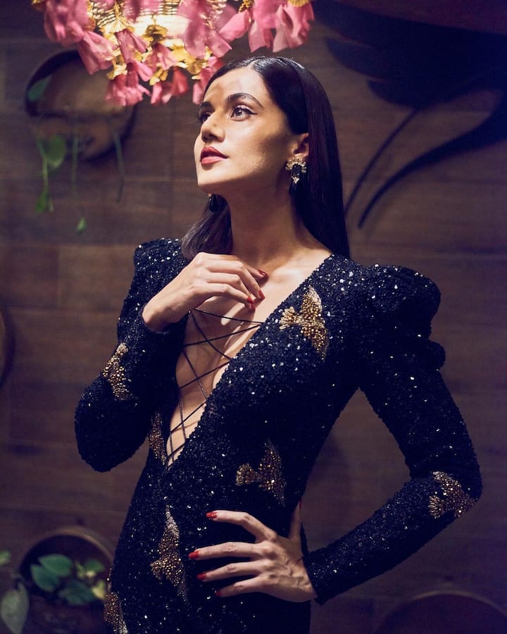 एक अवॉर्ड शो के लिए तापसी ने इस क्लासी लुक को चुना. उनके शिमरी गाउन में प्लंजिंग नेकलाइन थी जो एक्ट्रेस के लुक में ग्लैमर का तड़का लगा रही थी.