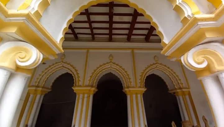 শোনা যায়, রাজা লক্ষ্মণ সেনের সভাকবি ছিলেন এই পরিবারেরই সদস্য দোহী সেনশর্মা। যিনি আবার কবি জয়দেবের সহকর্মী ছিলেন।