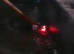 तेलंगाना: हैदराबाद में जबरदस्त बारिश से आई बाढ़, दो लोग नाले में बहे, सड़कों पर तैरते नज़र आए वाहन