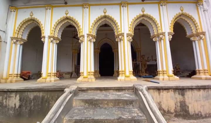 প্রহর অনুযায়ী পরিবর্তন হয় রাগ ও রাগিনীর। বর্তমান দুর্গা মণ্ডপের পাশেই জমিদারদের কুলদেবতা রাধামাধবের মন্দির।