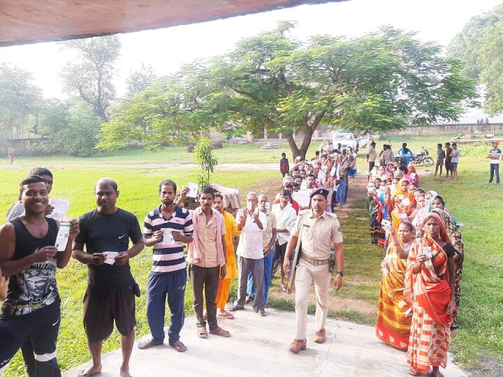 बांका के रजौन प्रखंड में 66.85 फीसद हुआ मतदान, 500 मतदाताओं को दी गई वैक्सीन