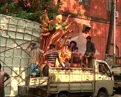 Durga Puja Special : শিয়ালদা স্টেশনে ঢাকিদের ভিড়, চতুর্থীর সকালে মণ্ডপমুখী মাতৃমূর্তি