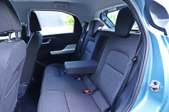 मुझे कॉम्पैक्ट साइज, अच्छा स्टीयरिंग और जिस तरह से पंच ने मुझे एक हाई एसयूवी ड्राइविंग पोजिशन दी जो मुझे पसंद आई. अगर आप अपना पैर नीचे रखते हैं तो एक्सीलरेशन धीमा होता है और इसकी अपेक्षा की जाती है. यह कभी-कभी हाईवे ड्राइविंग के साथ एक शहर एसयूवी के रूप में काम करेगी. इंजन अल्ट्रोज़ iTurbo की तरह एक टर्बो पेट्रोल पंच को ड्राइव करने के लिए और अधिक बेहतर बनाएगा. इसमें दो ड्राइव मोड हैं लेकिन इसे सिटी मोड में छोड़ना सबसे अच्छा है. हमनें पहले मैनुअल गियरबॉक्स की टेस्टिंग की जिसमें एक हल्के क्लच के साथ-साथ एक अच्छी शिफ्ट क्वालिटी भी है. ऑफ-रोडिंग के साथ माइलेज के आंकड़े 14kmpl होने का पता चला है- आप शहर में और अधिक प्राप्त कर सकते हैं.