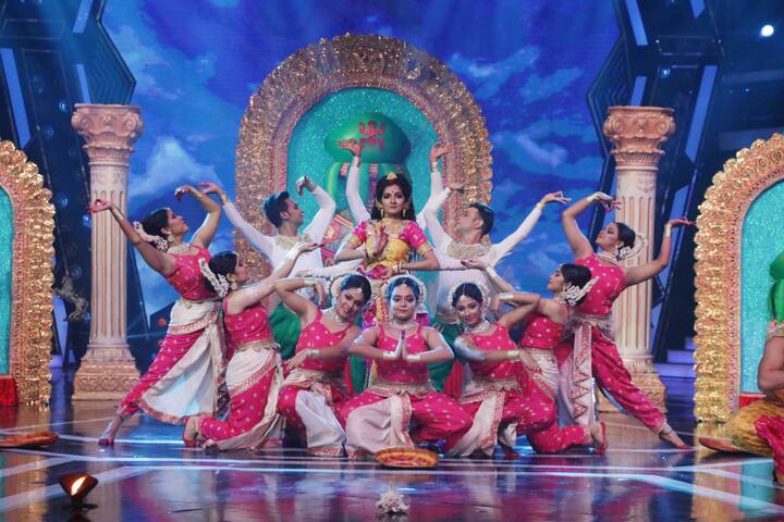 আজই মুক্তি পাচ্ছে অঙ্কুশ-ঋতাভরীর ছবি এফআইআর। দুজনে একসঙ্গে পারফর্ম ও করেন এদিন।