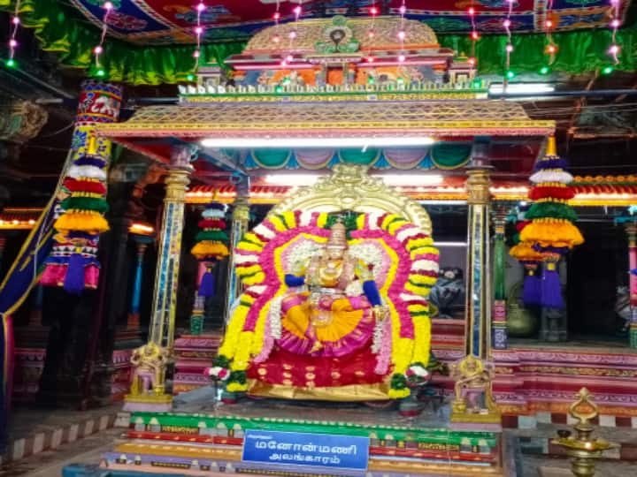 அலங்கரிக்கப்பட்ட கண்ணாடி மேடையில் காட்சியளிக்கும் பராசக்தி அம்மன் மனோன்மணி அலங்காரத்தில் காட்சியளிக்கிறார்