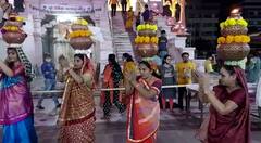 Sheri Garaba Surat : નોરતાની બીજી રાત્રે સુરતી મહિલાઓએ પ્રાચીન ગરબાની બોલાવી રમઝટ, જુઓ શેરી ગરબાની ઝલક, જુઓ તસવીરો