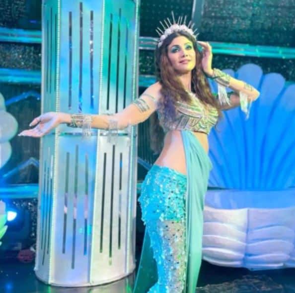 नीले रंग के जल परी वाले गेटअप में शिल्पा जब स्टेज पर उतरीं तो सब उन्हें देखते ही रह गए. इसके बाद उन्होंने एक से बढ़कर एक गानों पर परफॉर्म करके दर्शकों को अपना दीवाना बना दिया.