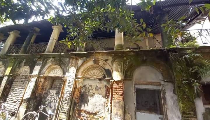 সেখানেই ৩৬০ বছর ধরে পুজো হয়ে আসছে। আর যাতে বাড়ি ছেড়ে চলে না যান লক্ষ্মী-সরস্বতী, সেই জন্য বাহনহীন অবস্থাতেই পুজো হয়ে থাকে তাঁদের।