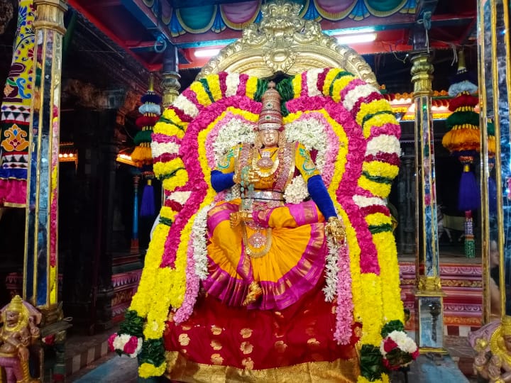 நவராத்திரி நான்காவது நாளான இன்று பராசக்தி அம்மன் மனோன்மணி அலங்காரத்தில் எழுந்தருளி காட்சி அளிக்கிறார்