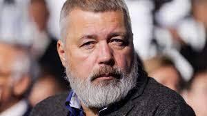 ரசியாவில் விளாதிமிர் பூட்டின் அடக்குமுறைக்கு எதிரான கருத்துக்களை துணிச்சலான முறையில் பதிவிட்டு வருகிறார். 1993ல் இவர் உருவாக்கிய Novaja Gazeta என்ற நாளிதழ் மக்களின் எண்ணங்களையும், உணர்வுகளையும் வெளிபடுத்தி வருகின்றன