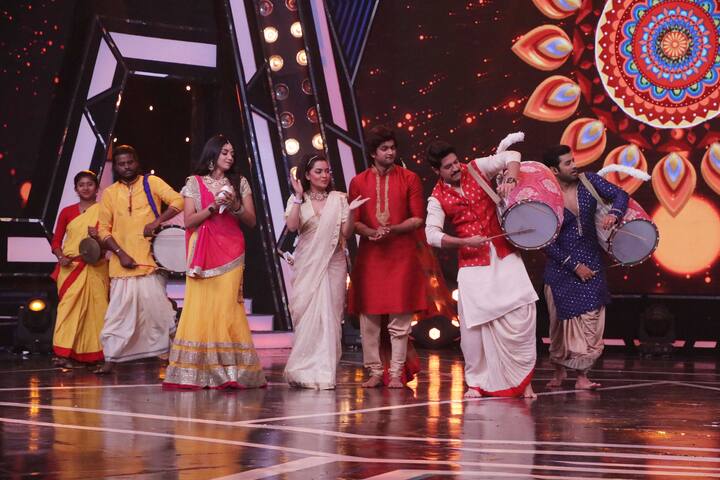 মঞ্চে উপস্থিত ছিলেন বিচারক জিৎ ও , শুভশ্রী ও বিক্রমও। জমজমাট এপিসোড