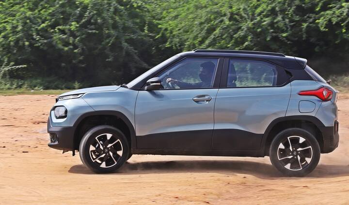 अभी पंच को 1.2 लीटर पेट्रोल के साथ 86PS और 113Nm के साथ बेचा जाएगा. मैं इसका तुरंत जवाब दूंगा, क्या यह काफी है? हां, बस एक और यात्री और ढेर सारे सामान के साथ. शहर में पंच ने संघर्ष नहीं किया और मैं हर समय डाउनशिफ्टिंग नहीं कर रही थी. लगता है टाटा ने बेहतर ड्राइवेबिलिटी के लिए इंजन को अच्छी तरह से ट्यून किया है. मेरी राय में, इंजन अल्ट्रोज़ 1.2l से बेहतर महसूस करता है क्योंकि इसमें लो-एंड रिस्पॉन्सिबिलिटी है. इसलिए शहर में यह बहुत धीमी नहीं लगती है या चलने के लिए बहुत कम गियर पर लगातार चलने की जरूरत है.