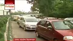 Durga Puja 2021: চতুর্থীর বিকেলে রাস্তায় যানজট, ধীর গতিতে এগোচ্ছে গাড়ি | Bangla News