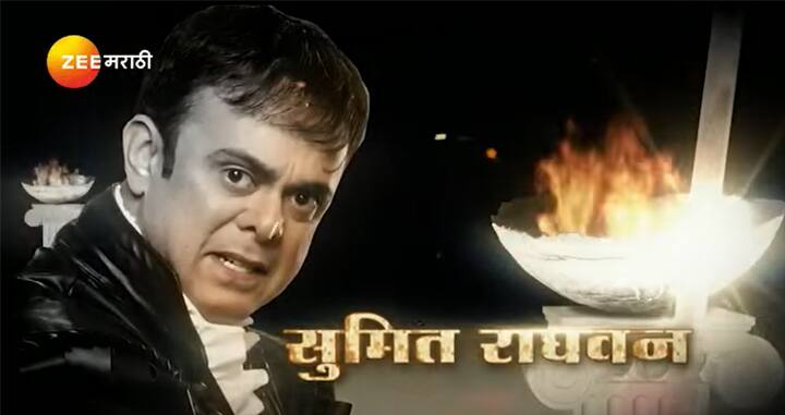 नाटकात हॅम्लेटची भूमिका सुमित राघवनने साकारली होती. तर तुषार दळवी, सुनील तावडे, भूषण प्रधान, आशिष कुलकर्णी, ओंकार कुलकर्णी, रणजीत जोग, मनवा नाईक, मुग्धा गोडबोले अशा नाटक जगणाऱ्या कलाकारांच्या यात मुख्य भूमिका आहेत.