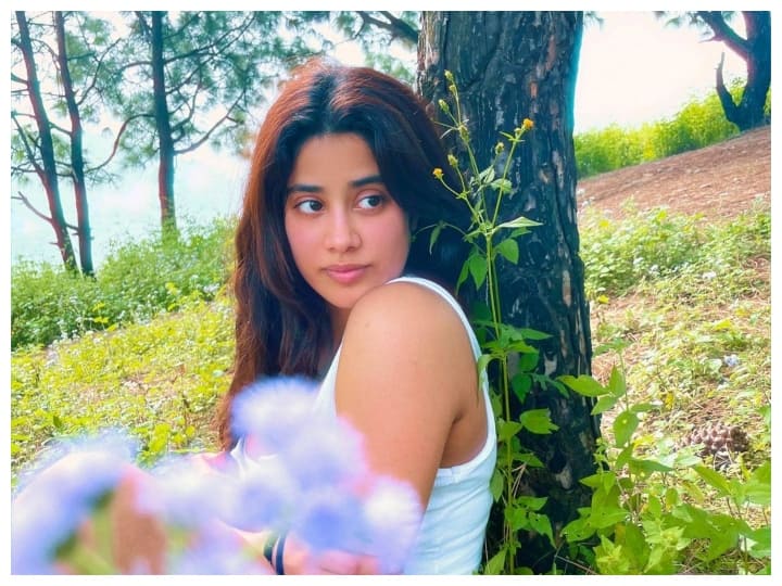 Janhvi Kapoor का फिटनेस फंडा है बहुत आसान, जानें उनका Workout और Diet Plan Bollywood Actress janhvi kapoor fitness mantra know her workout and diet plan Janhvi Kapoor का फिटनेस फंडा है बहुत आसान, जानें उनका Workout और Diet Plan