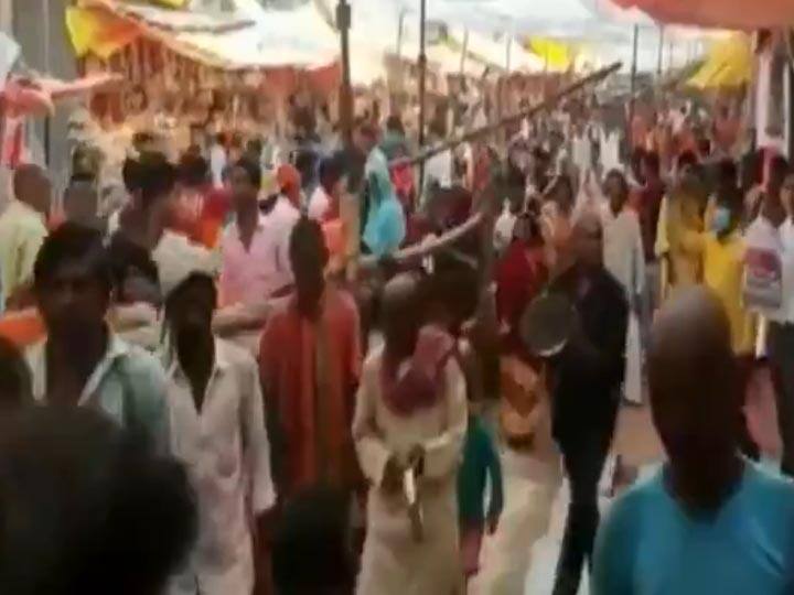 Mirzapur Protest: मिर्जापुर में नाव सेवाओं को शुरू करने की मांग, नाविकों ने इस अंदाज में किया प्रदर्शन