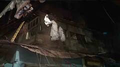 Building Collapsed: রবীন্দ্র সরণিতে ভেঙে পড়ল পুরনো বাড়ি, মৃত ১ | Bangla News