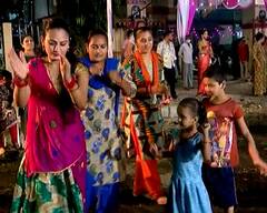 સંસ્કારી નગરી વડોદરામાં શેરી ગરબાની રમઝટ, ખેલૈયાઓએ અનોખી છટા સાથે ઘૂમ્યા ગરબે, જુઓ તસવીરો