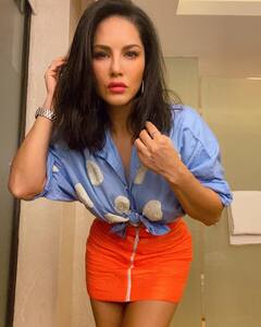 ब्लू टॉप और शॉर्ट स्कर्ट में Sunny Leone ने दिए एक से बढ़कर एक पोज, पति ने दिया ऐसा रिएक्शन